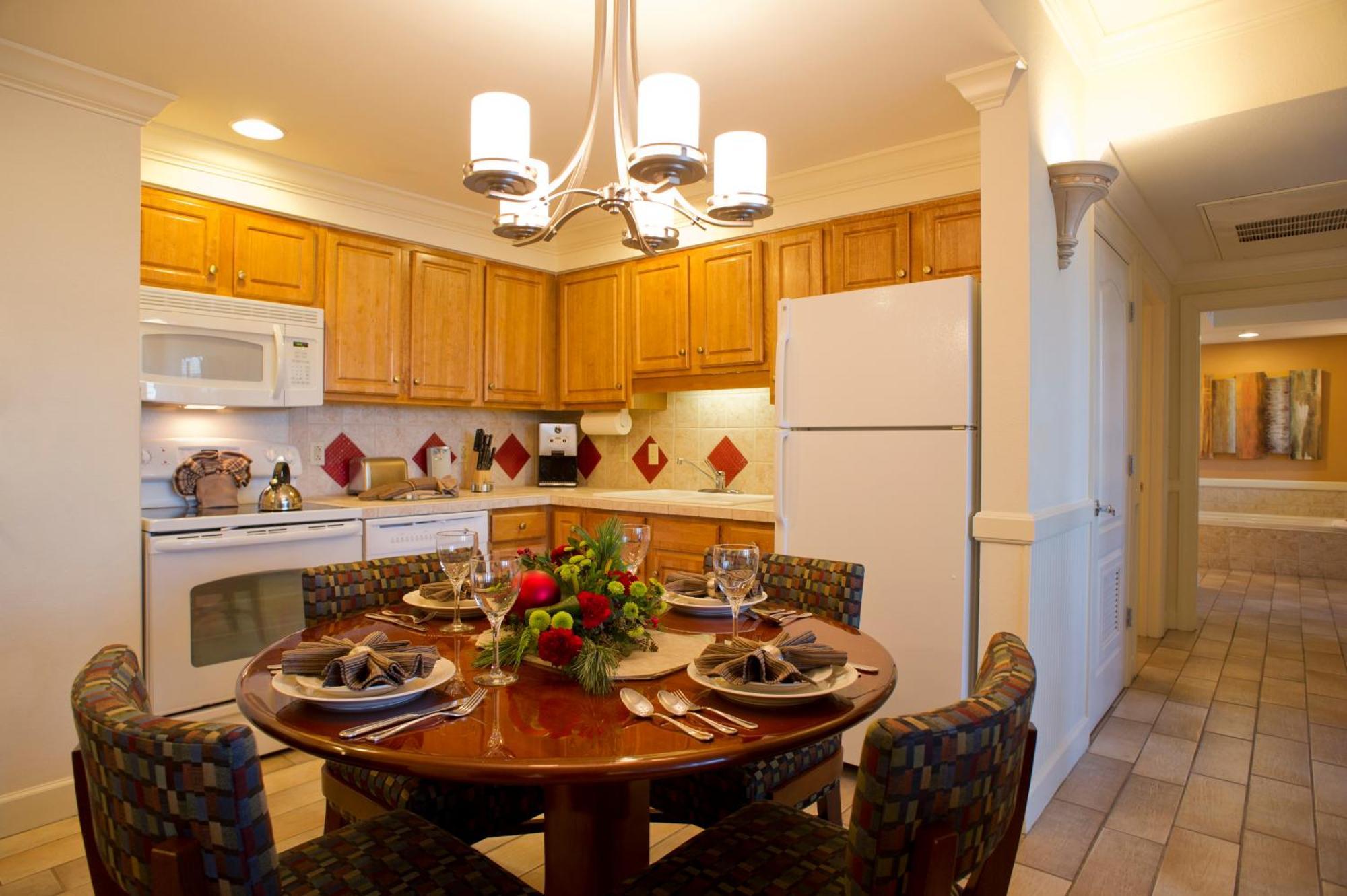 Two-Bedroom King Suite with Two Twin Beds and Roll-In Shower - Mobility Accessible,673806123:JPEG