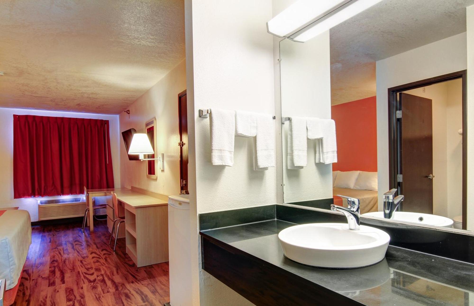 Deluxe Queen Room - Non-Smoking
