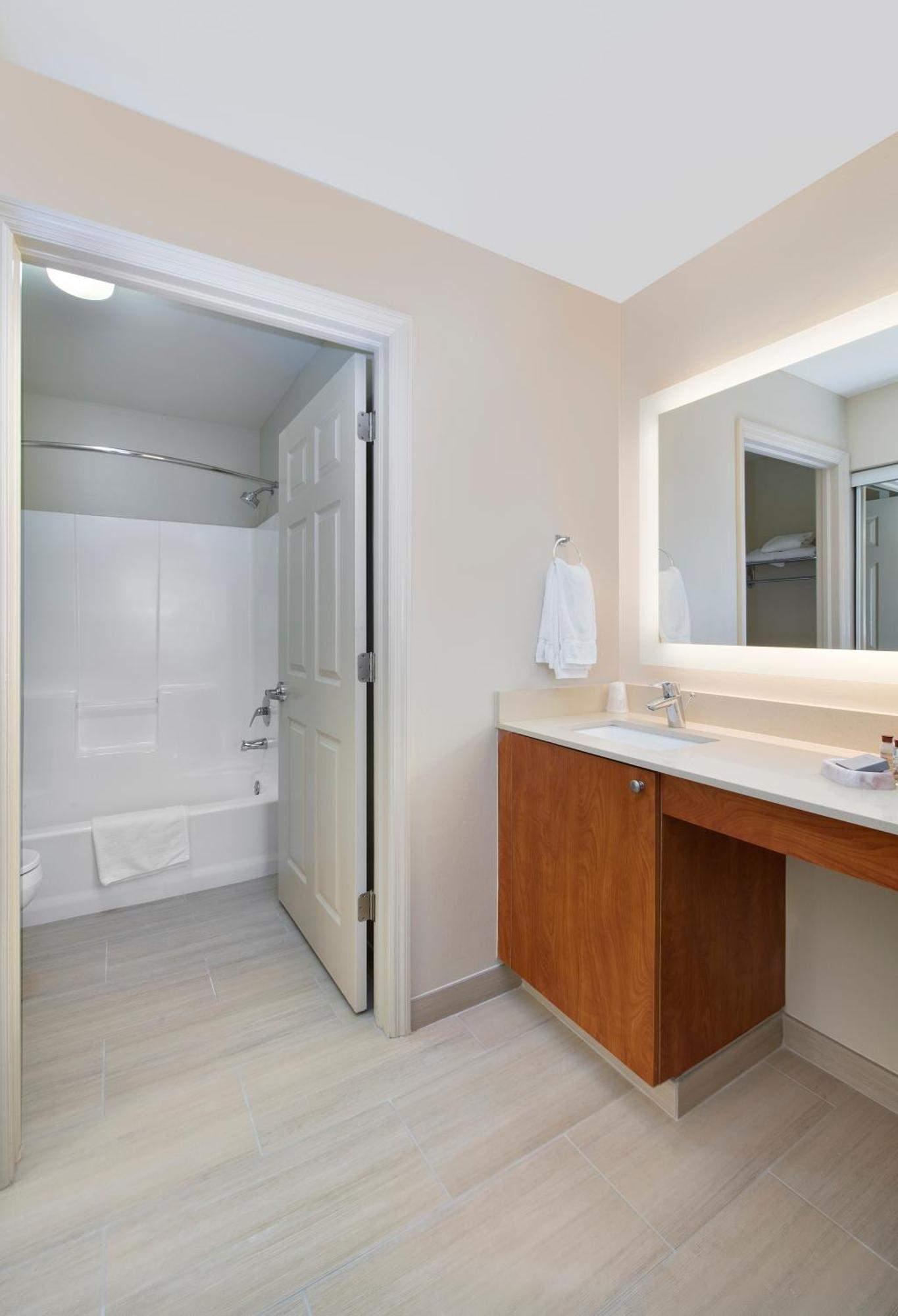 Suite para no fumadores con vistas a la piscina - 1 cama extragrande