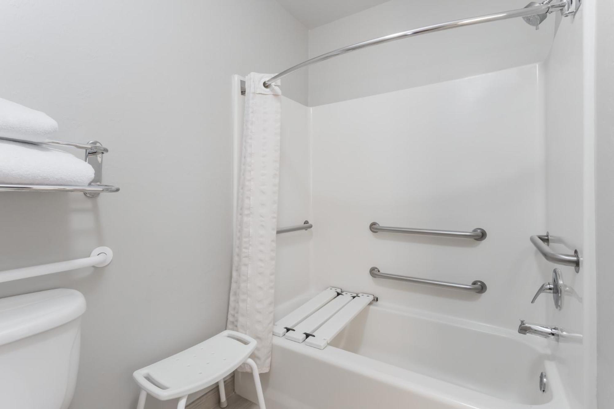 Habitación accesible para personas con movilidad reducida con cama extragrande, bañera con barras de apoyo y vistas a la piscina - No fumadores