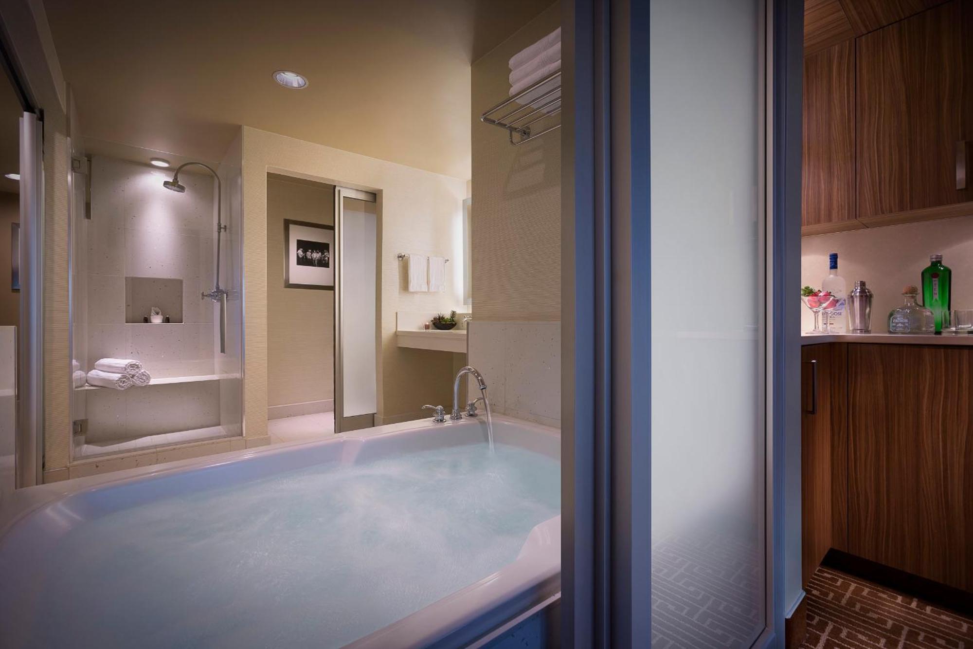 West Tower Luxury King Pool View Non-Smoking