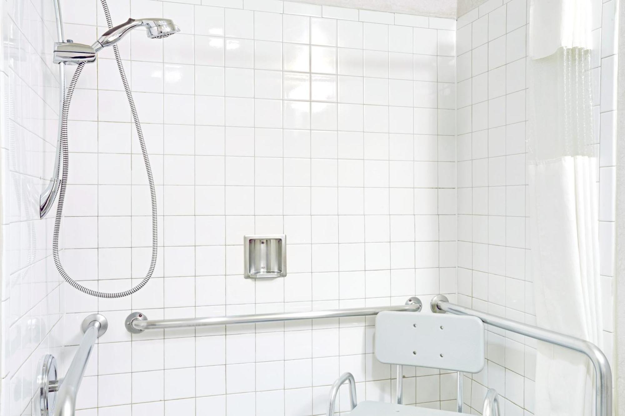Habitación adaptada para personas con movilidad reducida, con ducha accesible en silla de ruedas - 1 cama extragrande - No fumadores
