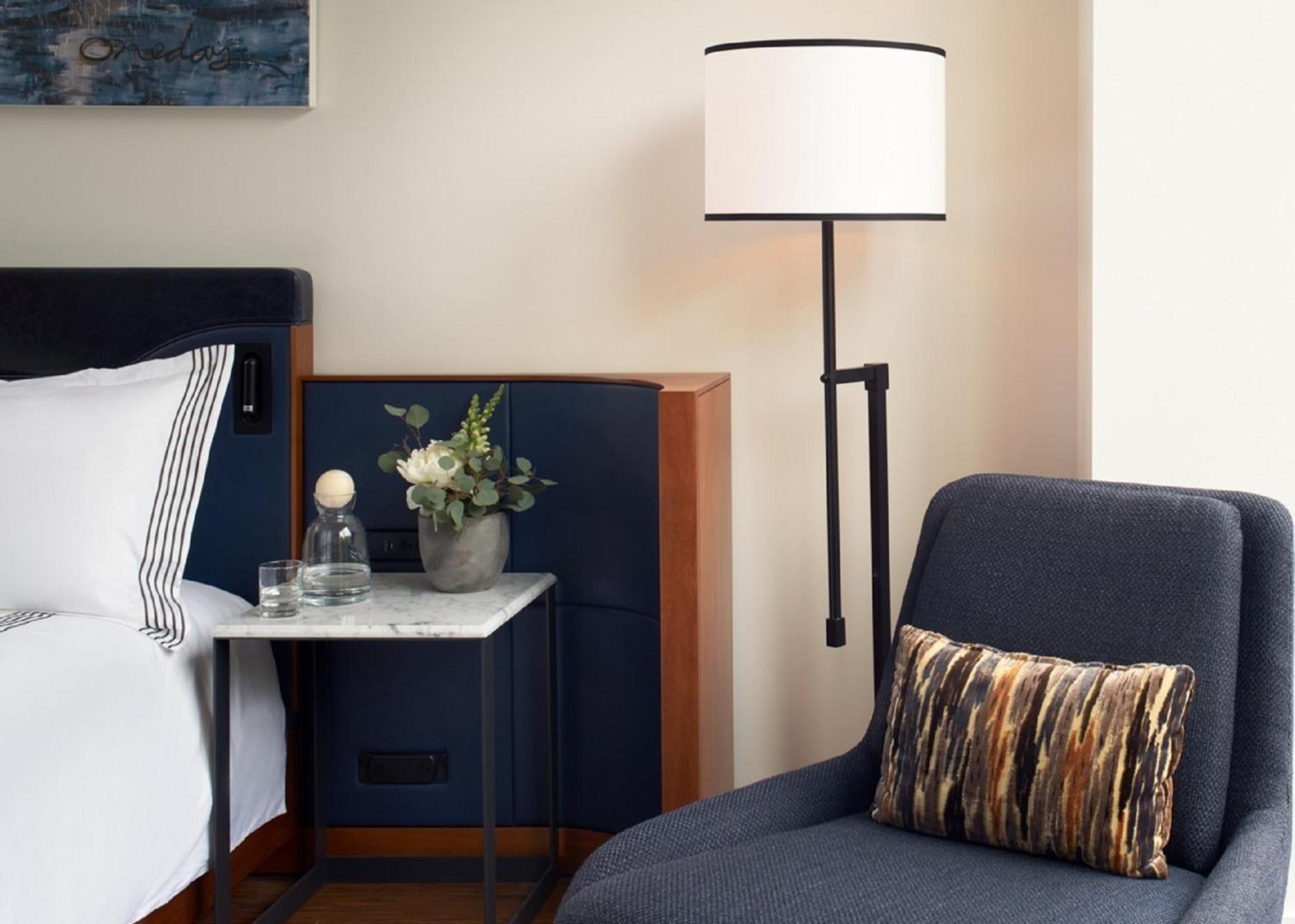 Habitación con cama extragrande.