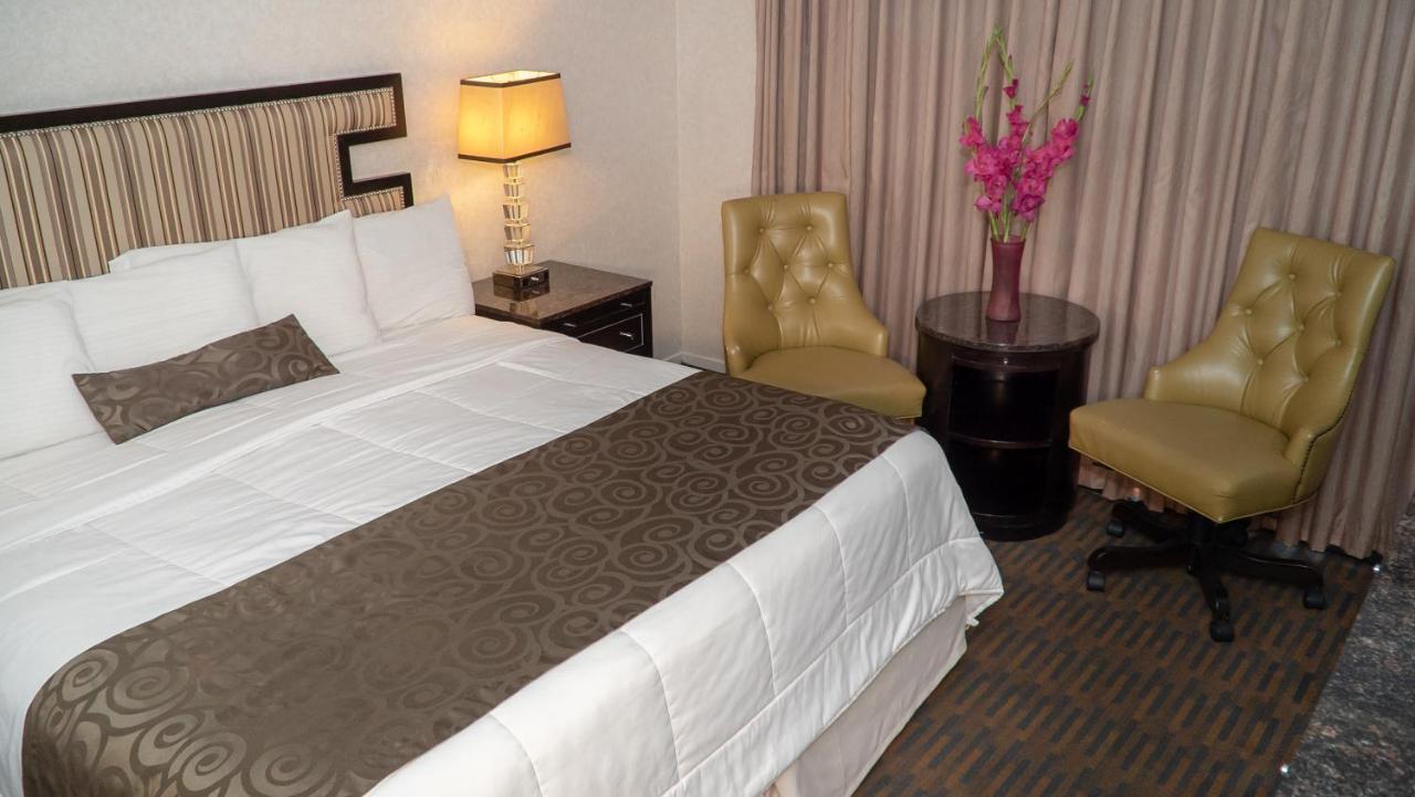 Zimmer mit Kingsize-Bett und Blick auf den Hof