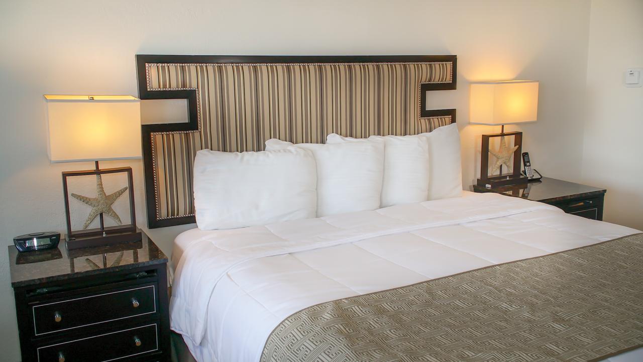 Zimmer mit Kingsize-Bett und Meerblick