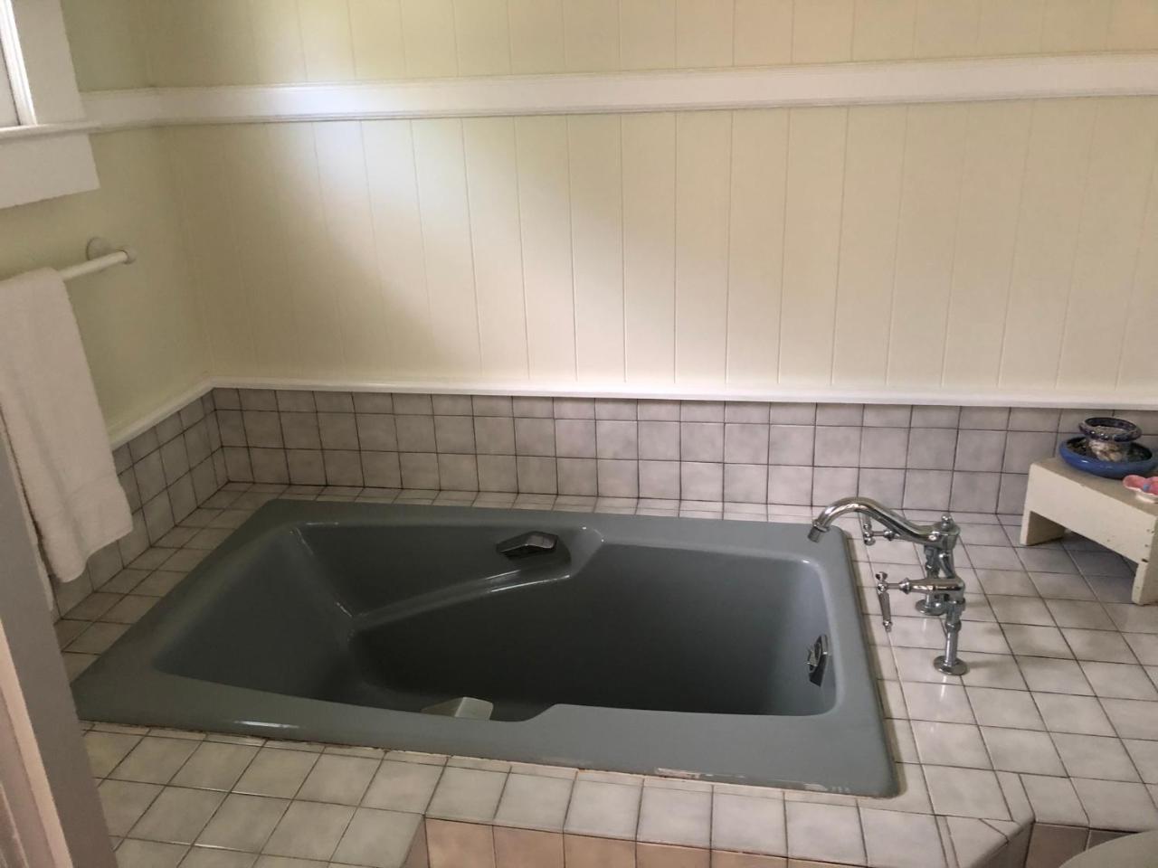 Deluxe Double Room Bath,893904358:JPEG