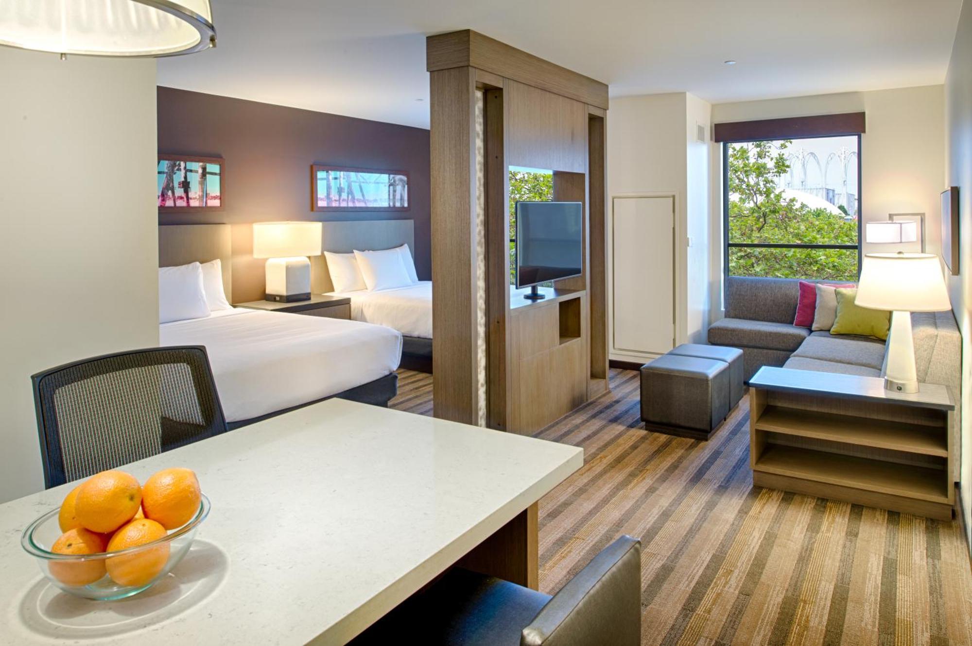 Studio Suite Two Queen Beds Space Needle View