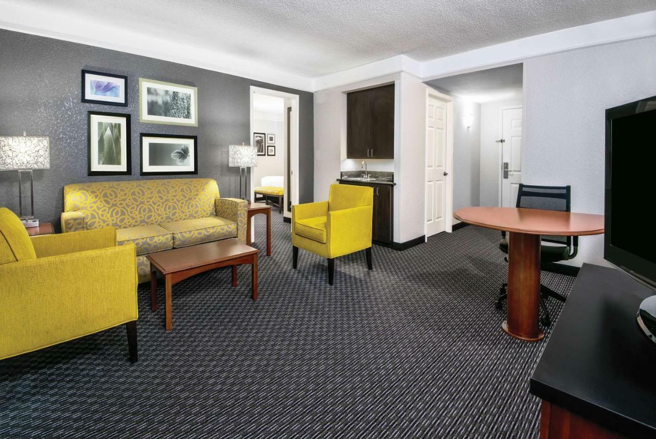 Deluxe King Suite - Non-Smoking,1011790654:JPEG