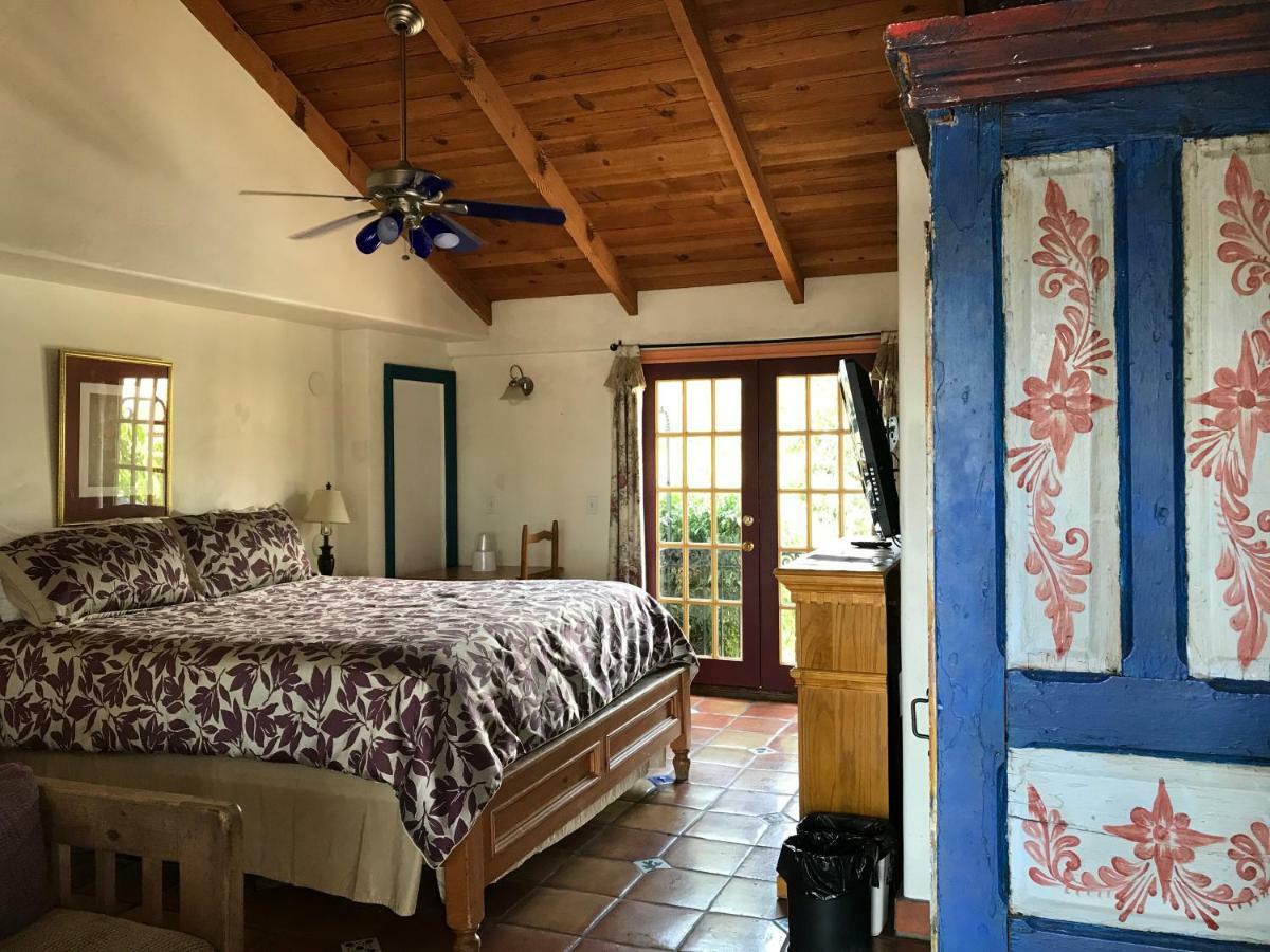 Habitación con cama extragrande.