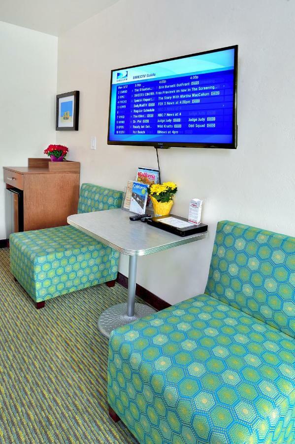 Petite King ADA Hearing & Visually Impaired (210 Sq. FT.)
