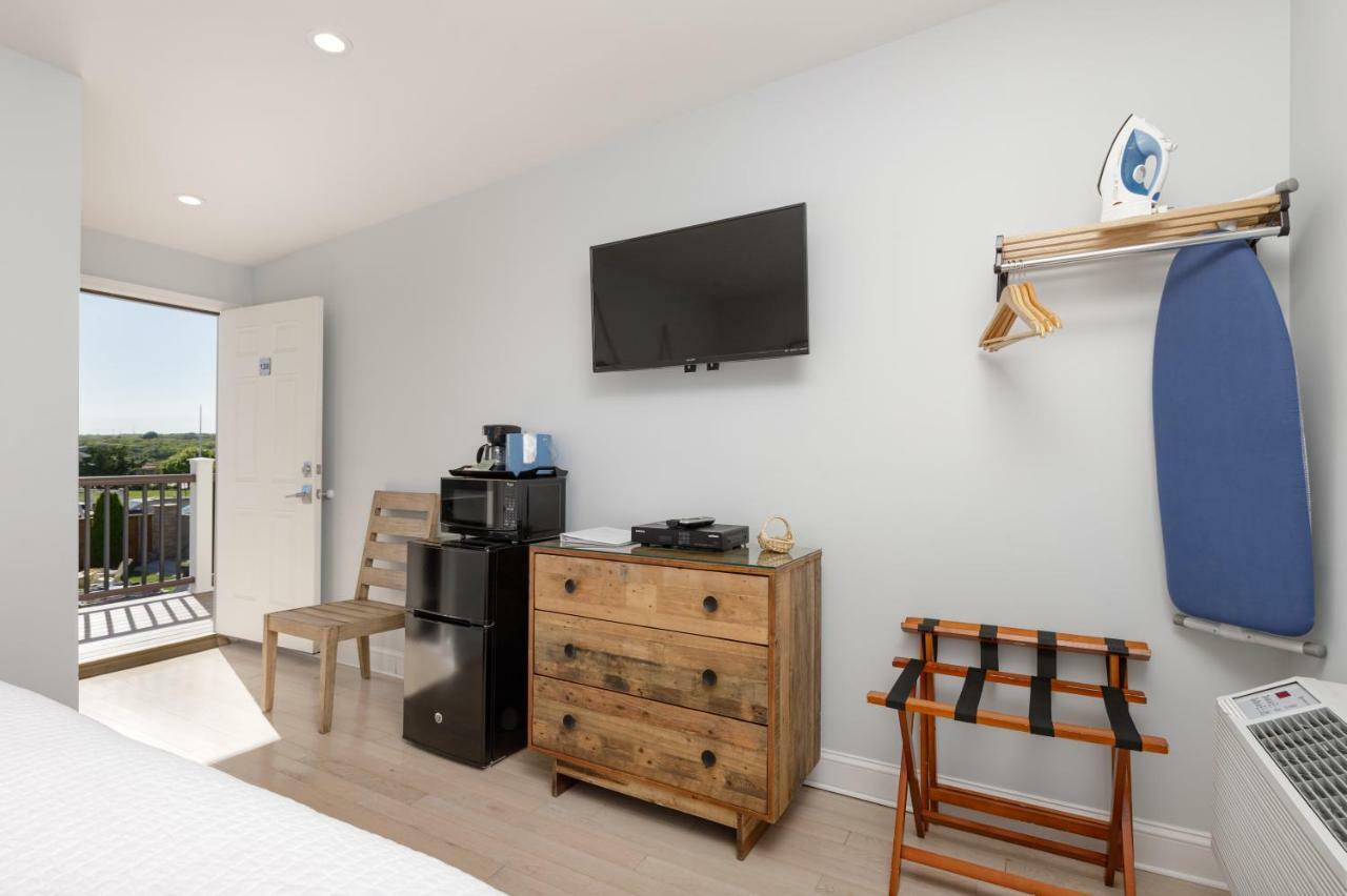 Zimmer mit Kingsize-Bett und Balkon