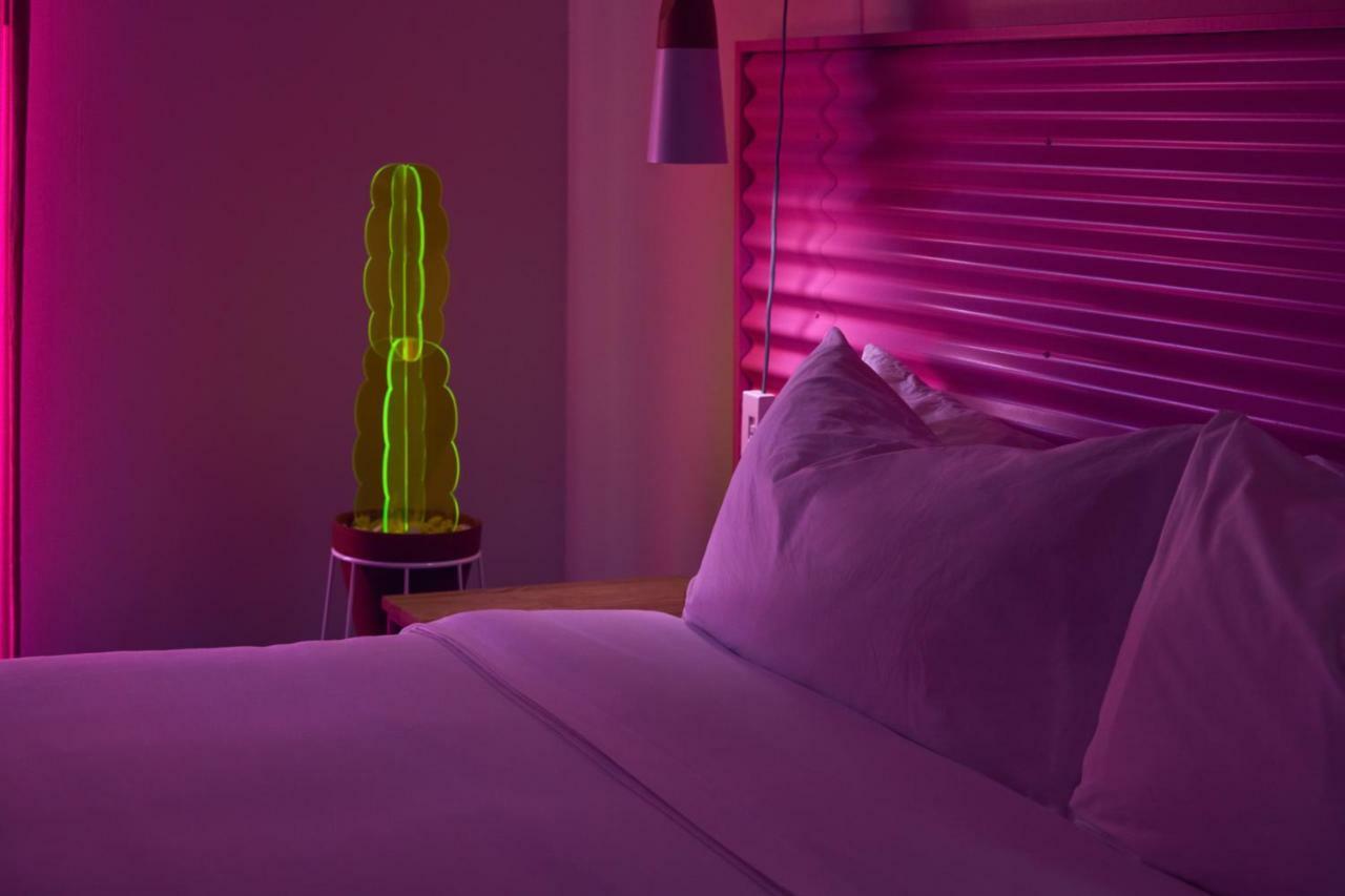 Zimmer mit 1 Kingsize-Bett und Poolblick