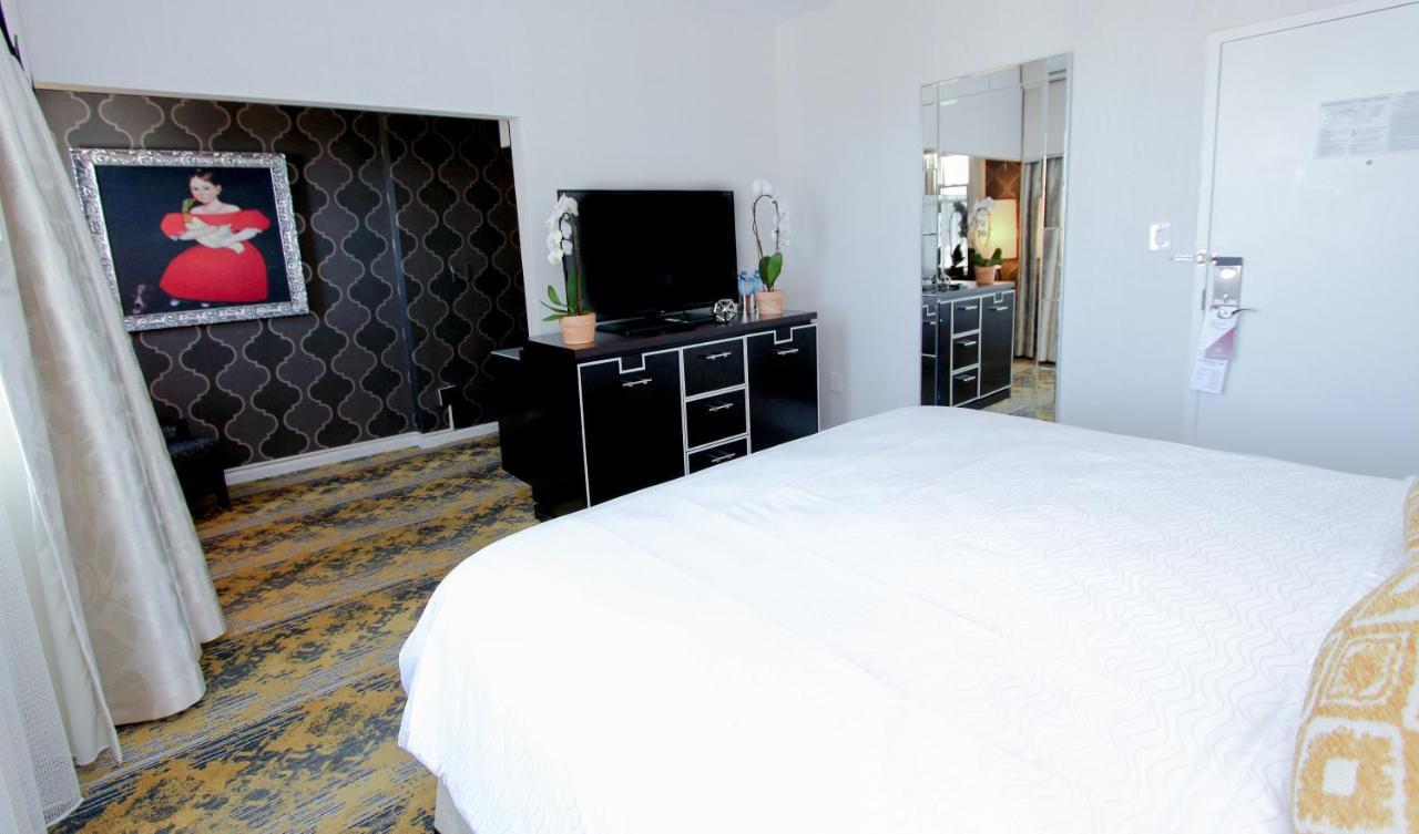 Standard King Room with Roll-In Shower,928284388:JPEG