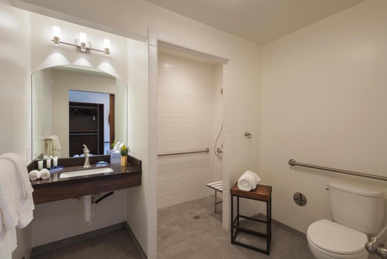 Zimmer mit 2 Doppelbetten, rollstuhlgerechter Dusche und Terrasse – barrierefrei