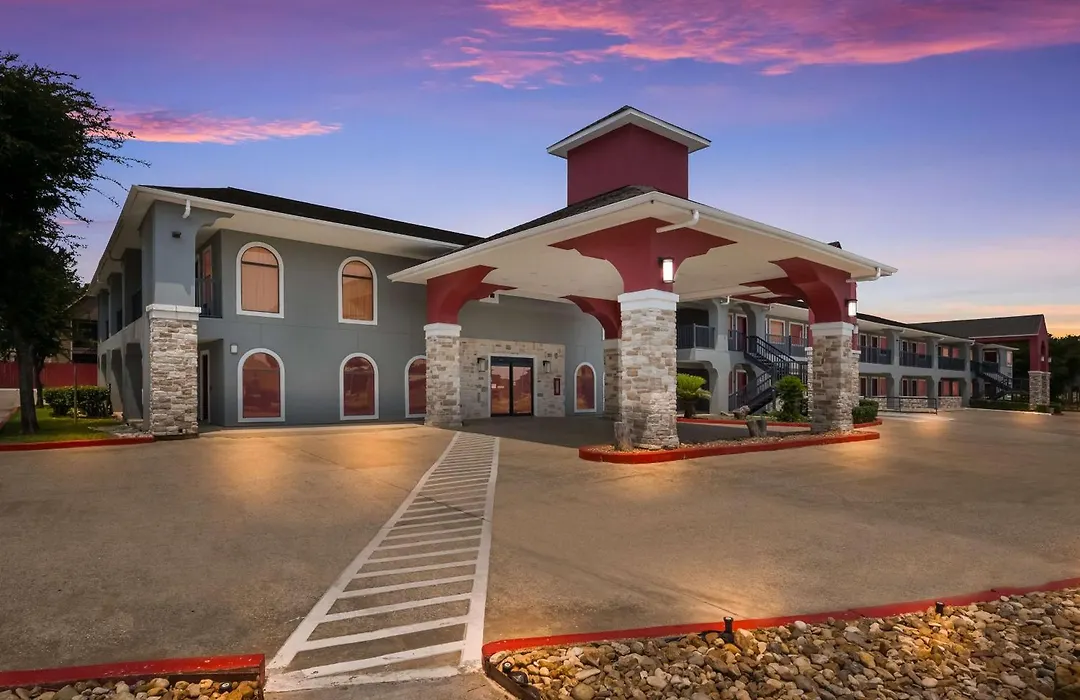 Clarion Pointe-1