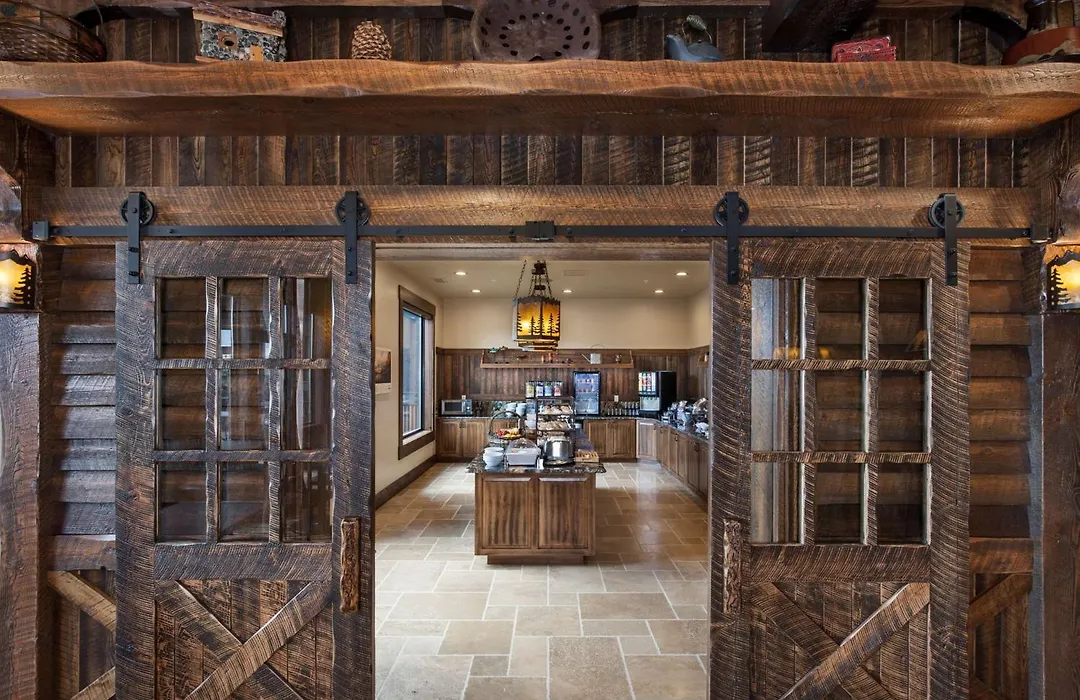 Glacier International Lodge-1