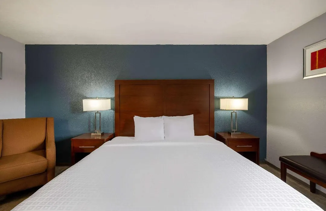 Travelodge By Wyndham Brooklyn Center-1