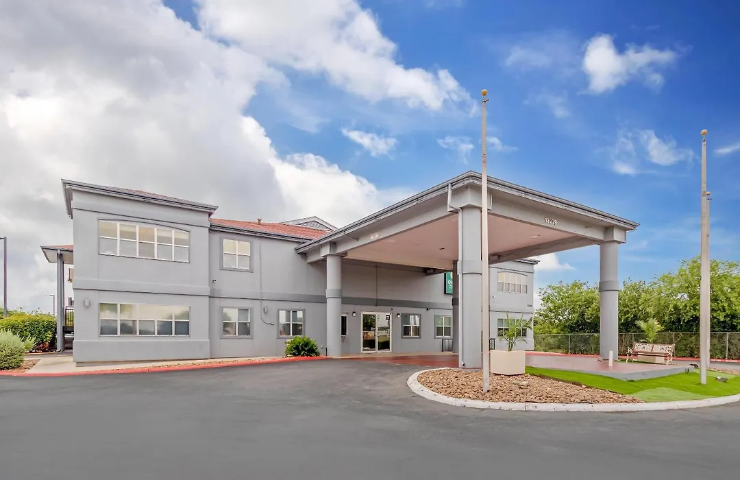 Quality Inn & Suites Near Six Flags And Medical Center-1
