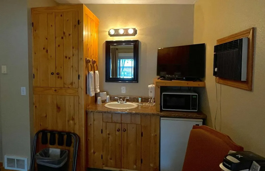 Riverfront Motel & Cabins-1
