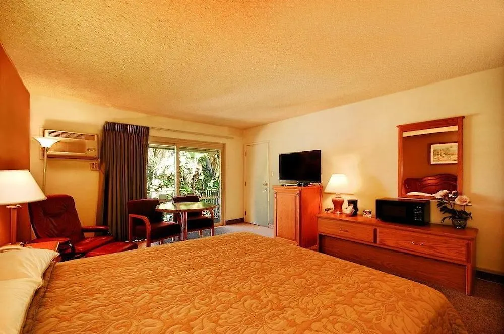 Super 8 By Wyndham Long Beach-1