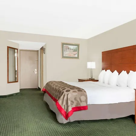 Ramada By Wyndham Lexington North Hotel & Conference Center-2