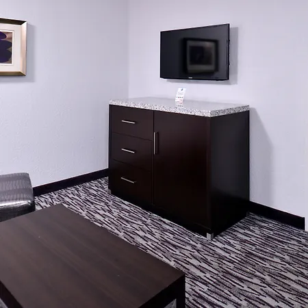Clarion Inn & Suites Across From Universal Orlando Resort-2
