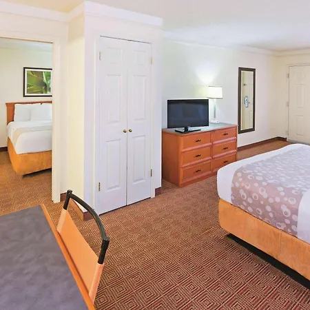 Super 8 By Wyndham San Antonio Near Seaworld Ingram Park-3