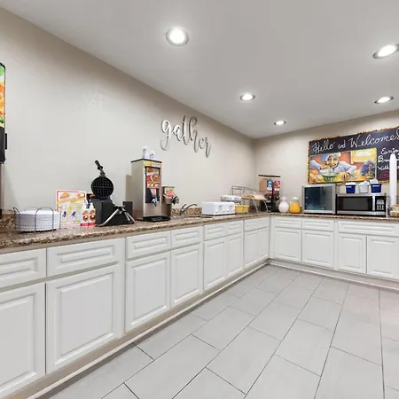 Super 8 By Wyndham New Orleans-2