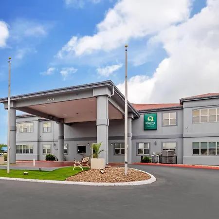 Quality Inn & Suites Near Six Flags And Medical Center-3