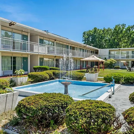 Howard Johnson By Wyndham Albany-2