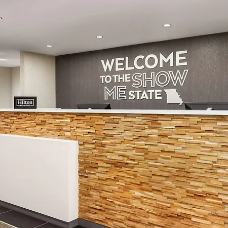 Hampton Inn Kansas City - Airport-3