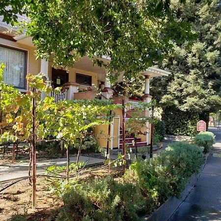 Cabernet House, An Old World Inn-2