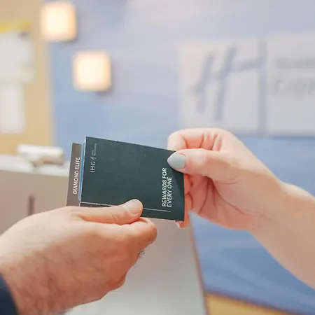 Holiday Inn Express Hotel & Suites Manchester - Airport By Ihg-3