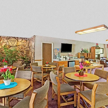 Super 8 By Wyndham Long Beach-3