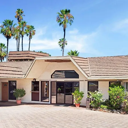 Super 8 By Wyndham Long Beach-2