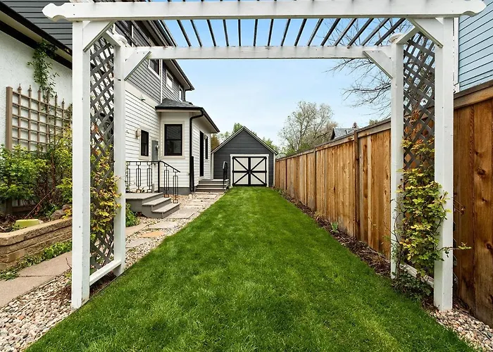 Lola House! Cozy Comfort, Prime Old Town Location