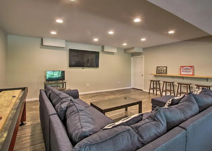 Covered Deck, Grill & Game Room: Gilford House!