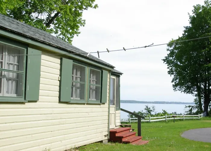 Fair Wind Motel And Cottages