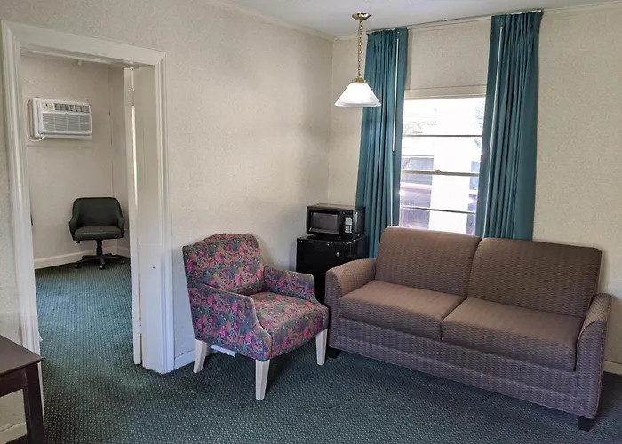 Azalea Inn & Suites