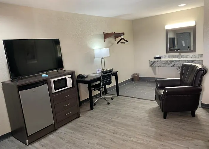 Crescent Park Motel & Suites