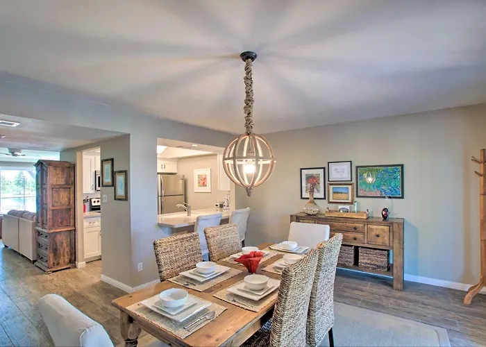 Walk To Trolley & Lake: Sunny Scottsdale Townhome