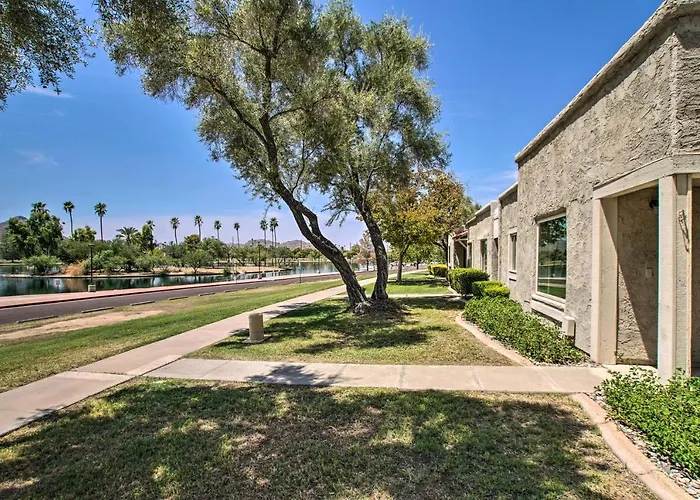 Walk To Trolley & Lake: Sunny Scottsdale Townhome