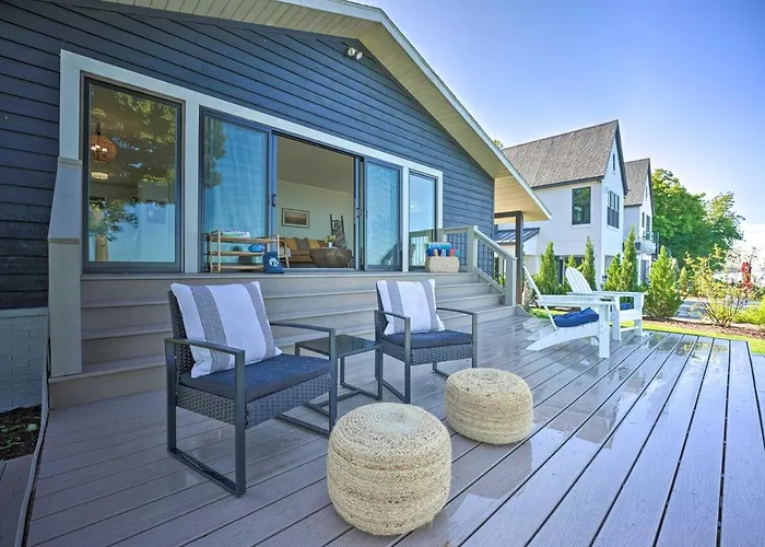 Modern Lake Michigan Home With 3 Lakefront Decks!