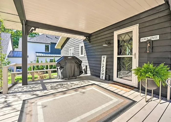 Modern Lake Michigan Home With 3 Lakefront Decks!