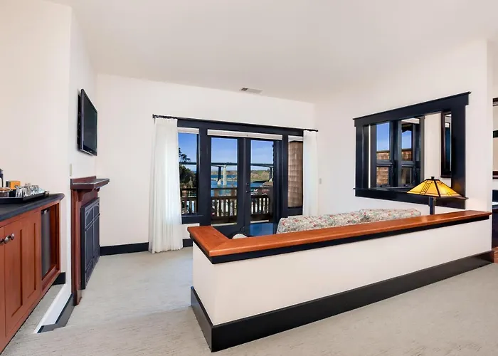 Noyo Harbor Inn