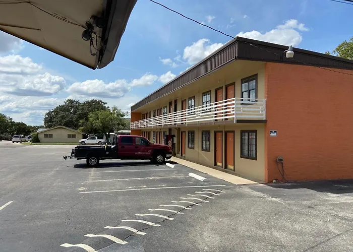 Redbud Inn