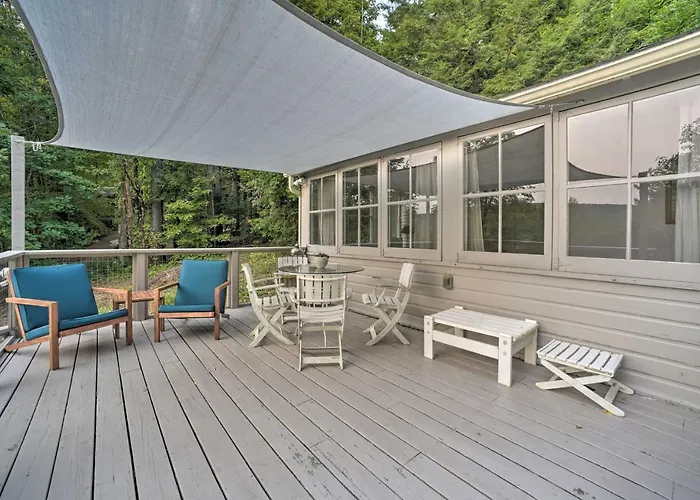 Cozy Stockbridge Cabin - Walk To Beach & Lake!