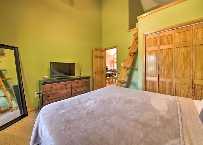 Peaceful Custom Carbondale Home W/ Deck, Near Siu!