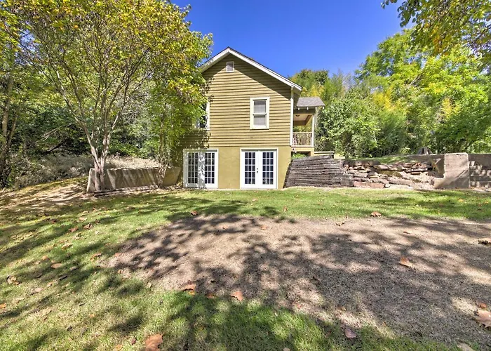 Pet-Friendly Cottage W/ Fire Pit - 3 Mi To Siu!