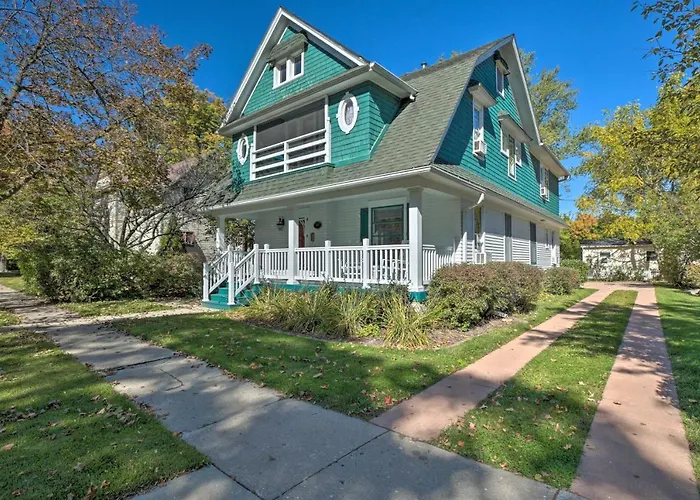 Luxe Lake Geneva Retreat In Downtown!